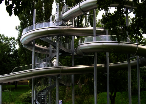 Eine Wr1040 Edelstahlkörperrutschen schlängelt sich durch eine grüne Parkanlage.