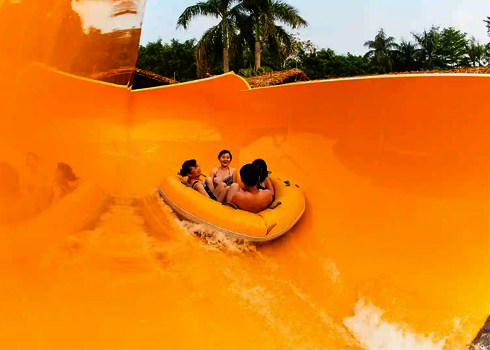 Mehrere Personen sitzen im gelben Reifen einer gelben RR2700.