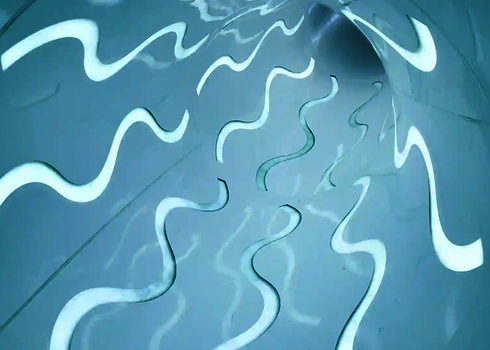 Innenansicht einer blauen Wasserrutsche mit welligen Daylights.