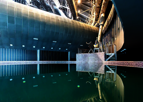 Blick auf den Innenbereich eines modernen Hallenbades, im Hintergrund steht ein Cannonball aus Edelstahl.