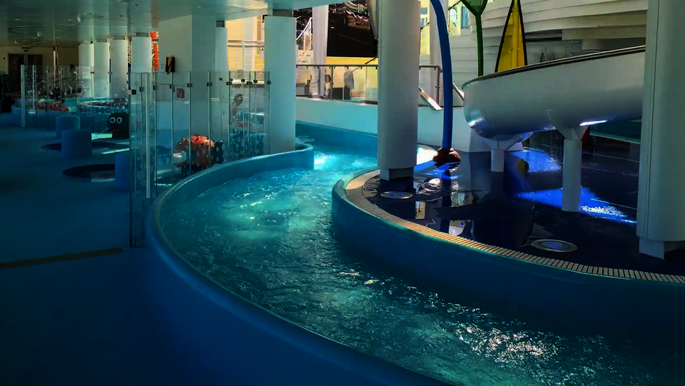 Lazy River Wasserrutsche und weitere Wasserattraktionen, Rutsche und Spielfiguren im Hintergrund.