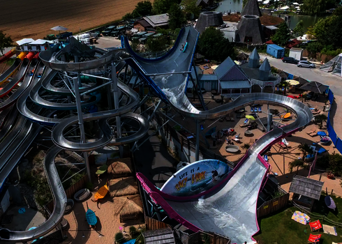 Luftaufnahme mit Blick auf eine blaue Sidewinder und mehrere Röhrenrutschen.