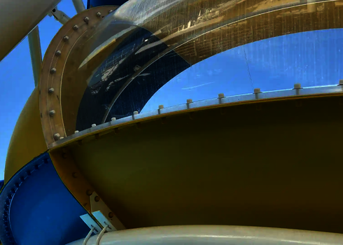 Nahaufnahme des transparenten Acrylabschnitts eines blau-gelben Body Bowls.