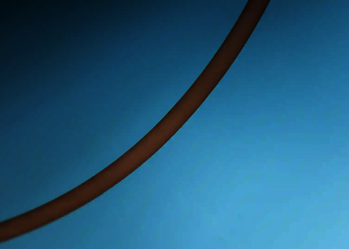 Innenseite einer Röhre mit eingelassener, transluzenter Lichtleiterführung.