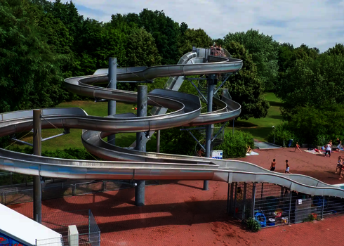 Große gewundene WR1040 Edelstahl-Wasserrutsche in einem Freibad.
