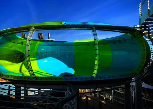 Transparente Acrylabschnitt der Body Bowl Wasserrutsche mit grün-blauen Akzenten.