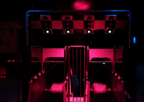 Blick auf Startbereich von der Body Racer Wasserrutsche mit Sensorampeln im Zielflaggendesign.