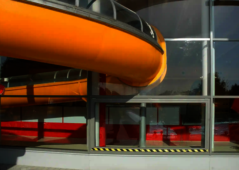 Blick auf gelbe WR1040-Röhre im Außenbereich eines Schwimmbads bei Sonnenschein.