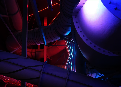 Weiße Wasserrutsche in schummerigen Licht.