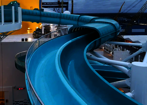 Geschwungene 2-in-1 Racer Wasserrutsche mit steiler Kurve und robuster Bauweise.