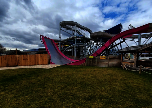 Die pinke Sidewinder steht imposant im Außenbereich des Wasserparks der Therme Erding.