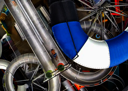 Obere Draufsicht auf Body Racer Rutschen mit blauer, weißer und schwarzer Röhrenführung.