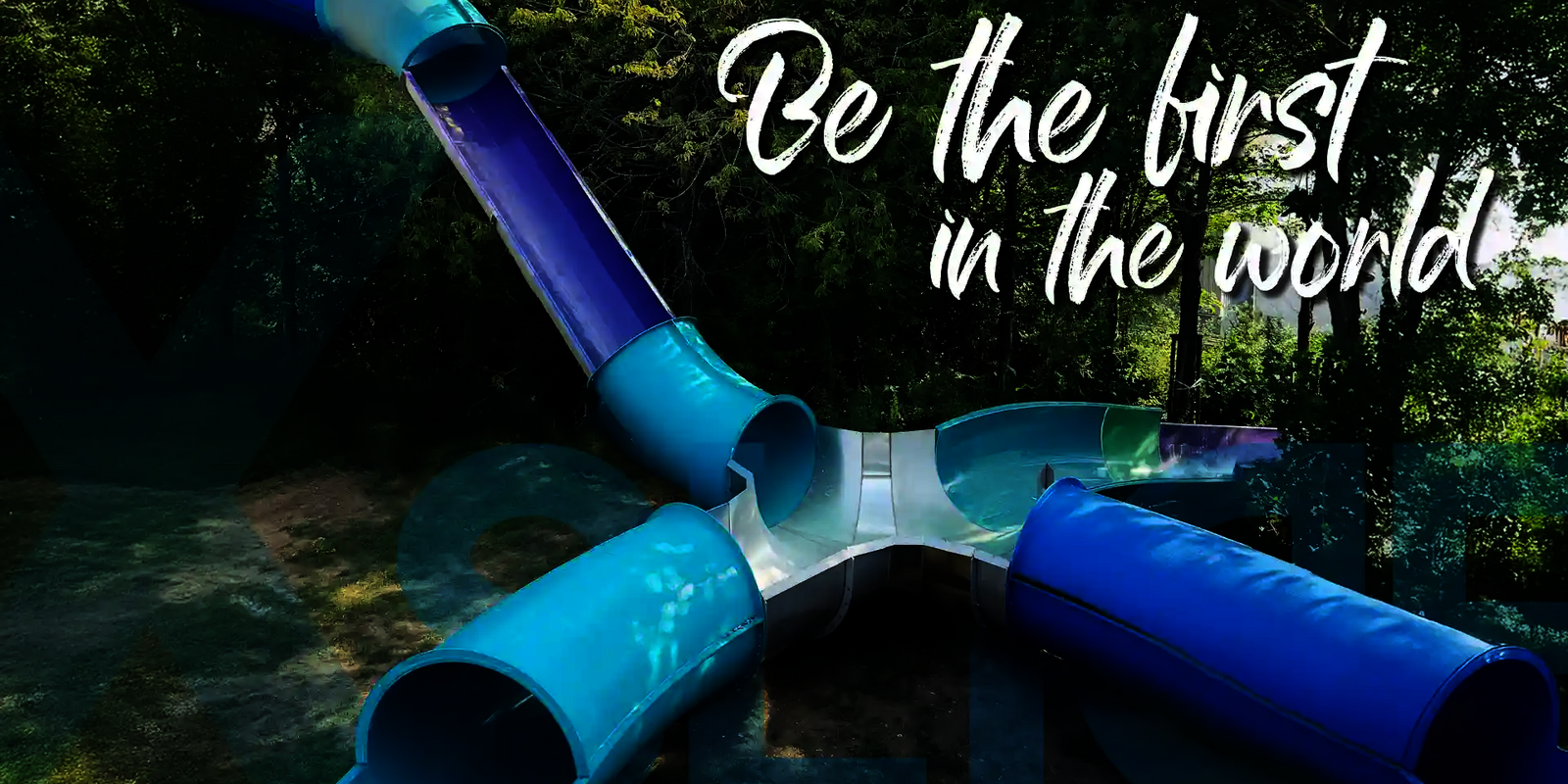 Xslide wasserrutsche mit überkreuzten Röhrenrutschen in wäldlicher Umgebung.