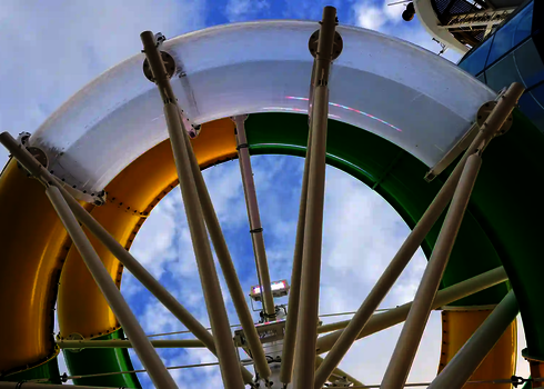 Blick auf den oberen Bereich einer Wasserrutsche RR900 mit transparentem Acryl-Element.