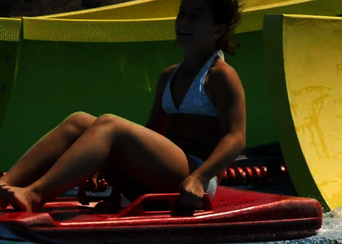 Frau hält sich lachen an den Riemen eines Bootes fest.