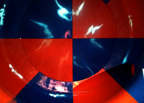 Innenansicht des Crazy Cone mit blau-rotem Schachbrettmuster und weißem Blitzsymbol.