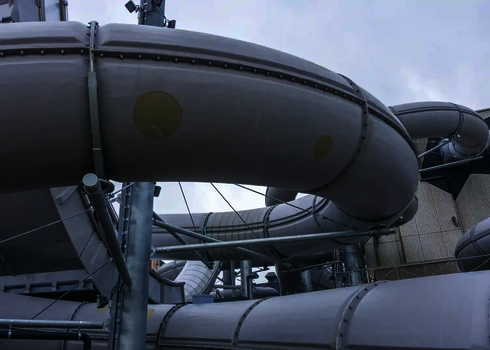 Nahaufnahme einer weißen RR1400 Wasserrutsche, getragen von Stahlstützen.