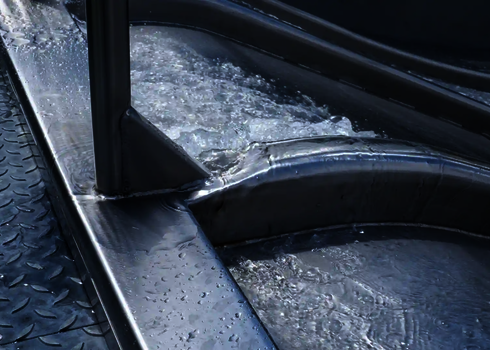 Detailaufnahme der Rutschfläche einer Multilane mit fließendem Wasser.