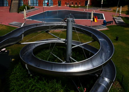 WR1040-Rutsche mit zwei übereinander verlaufenden Edelstahlspiralen und mittigem Stützpfeiler.