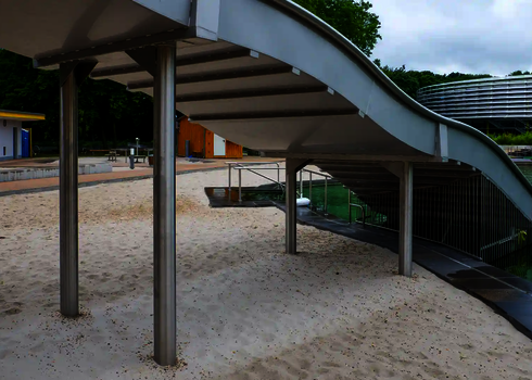 Stützen und Stahlträger einer Breitwellenrutsche in einem Freibad.