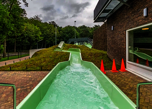 Startpunkt des Wildwasserflusses im Außenbereich mit Geländer und Begrünung.