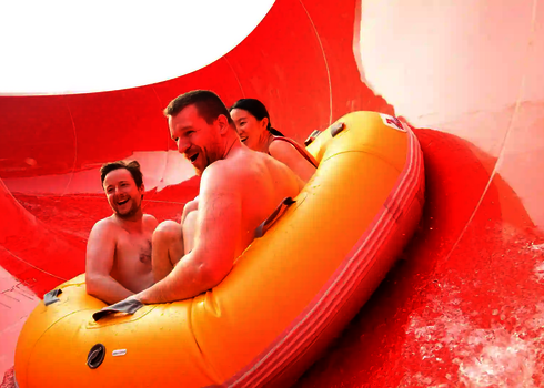 Gruppe fährt im gelben Reifen durch die rote Kurve der Reifenrutsche RR2700.