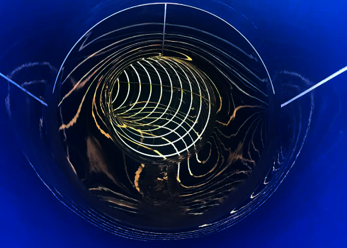 Innenansicht einer blauen RR900-Rutsche mit Tageslichteffekten im Röhrenverlauf.