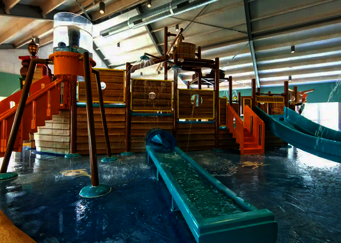 Piratenschiff für Kinder im Schwimmbecken mit verschiedenen Rutschen.