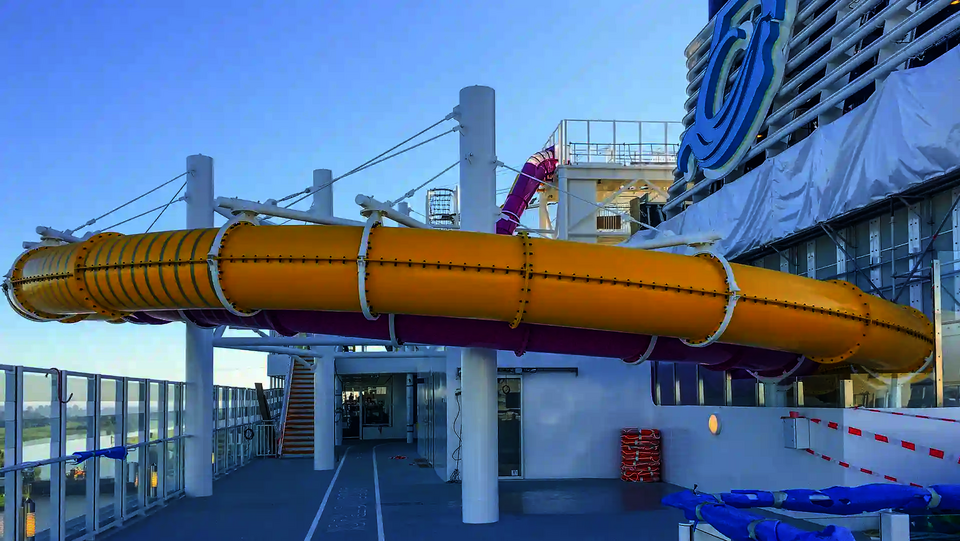 Gelbe und pinke RR900 Wasserrutsche auf dem Deck eines Kreuzfahrtschiffs.