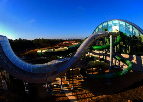 Außenansicht der Reifenrutsche Boomerang mit mehreren Rutschkanälen und Kurven.