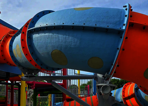 Blau-orangene RR900-Kids Wasserrutsche mit Punkten.