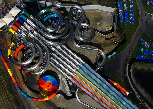 Edelstahlröhren und Bahnen der Wasserrutsche Matracer winden sich in engen Kurven.