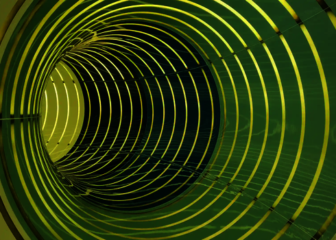 Innenansicht einer Wasserrutsche mit gestreiften Tageslichteffekten in gelb.