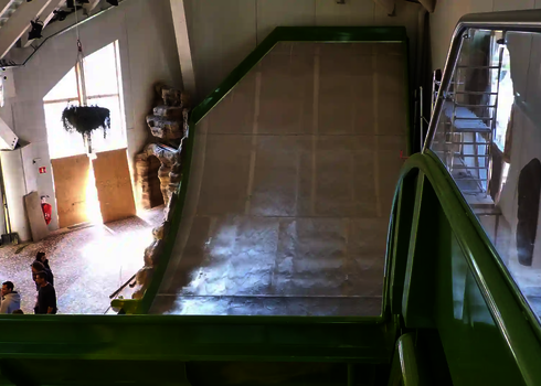 Steile Rampe der Boomerang-Rutsche mit Aussicht von oben.