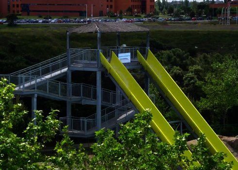 Blick auf den Aufstiegsbereich zum Aqua Shuttle, umgeben von Bäumen.