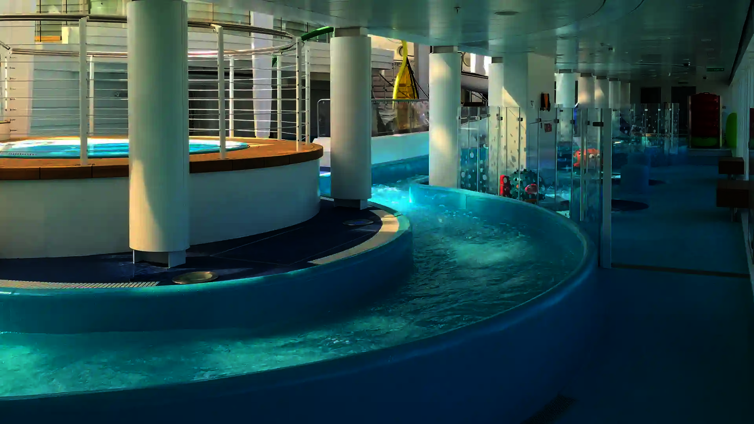 Lazy River schlängelt sich an Wasserattraktionen und Spielbereichen vorbei.