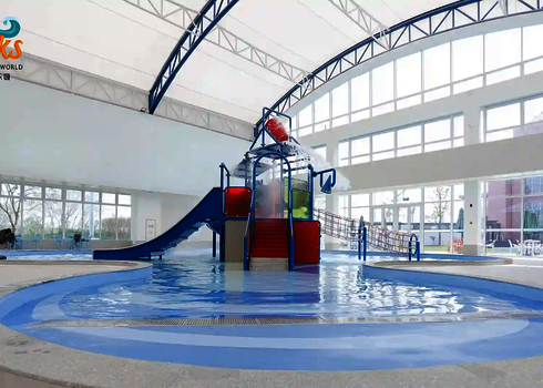 Kinderbereich in rot und blau an einem Kinderbecken in einem Hallenbad.