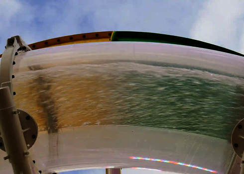 Detailaufnahme eines wassergefüllten Acryl-Elements der RR900 unter freiem Himmel.