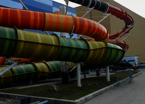Bunte Family Twister Wasserrutschen außen, Kombination aus Grün, Gelb, Orange und Rot.