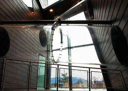 Durchsichtiger Rutschenabschnitt aus Acryl im Eingangsbereich mit Fenstern.