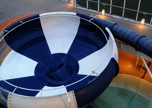 Blau-weiße Body Bowl auf einem Kreuzfahrtschiff.