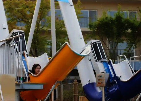 Person sitzt in einem gelben Cannonball, der neben einem blauen steht und wartet auf den Start.