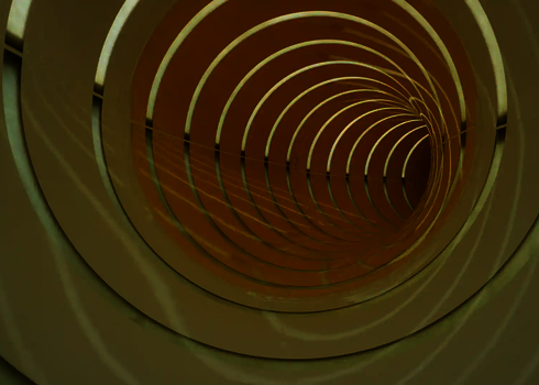 Das gelbe Innere der RR900 ist mit durchgehenden weißen Tageslichteffekten gestaltet.