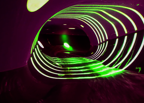 Blick in den Family Twister mit leuchtenden grünen LED-Lichteffekten im Inneren der Röhre.