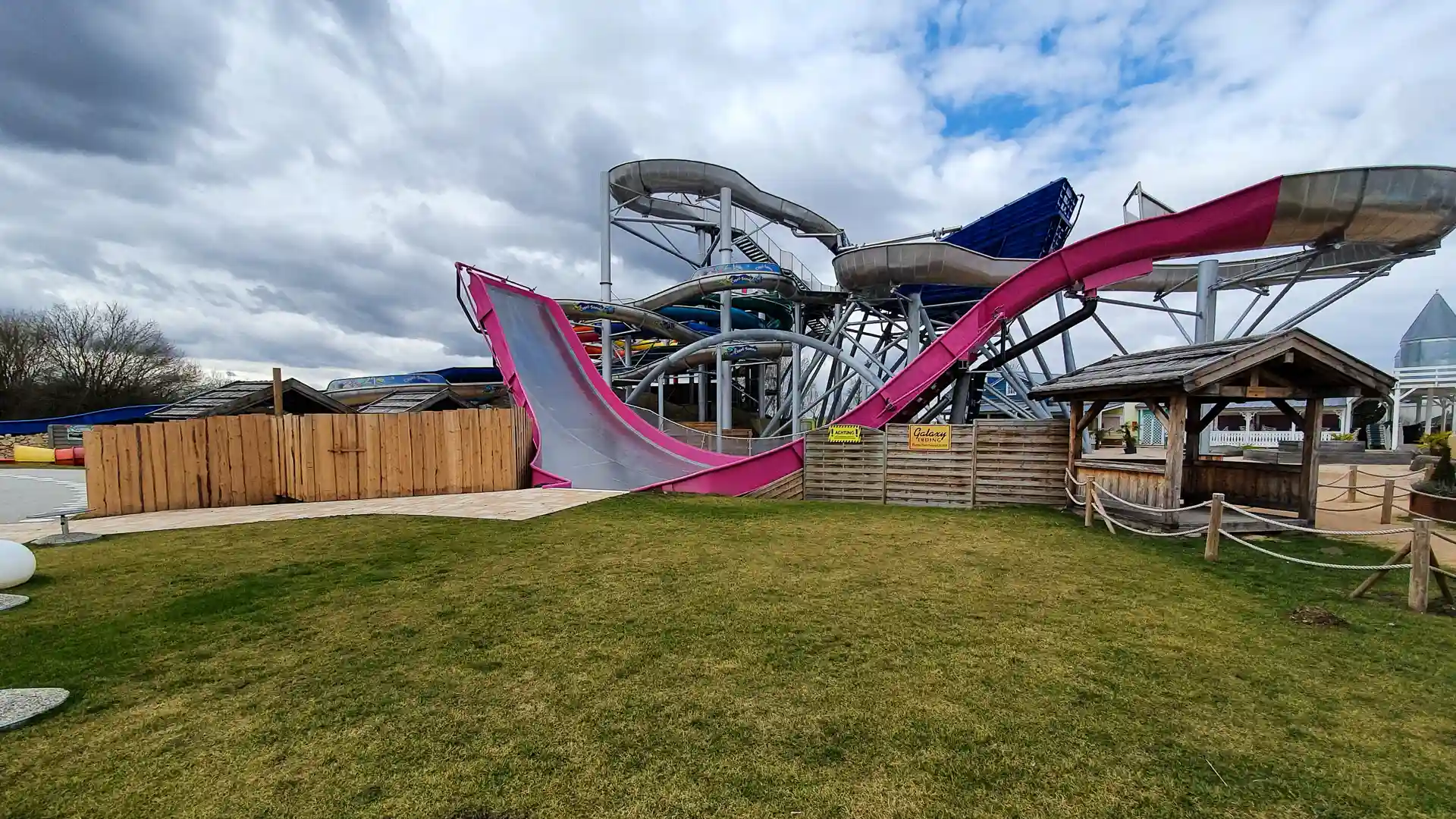 Die pinke Sidewinder steht imposant im Außenbereich des Wasserparks der Therme Erding.