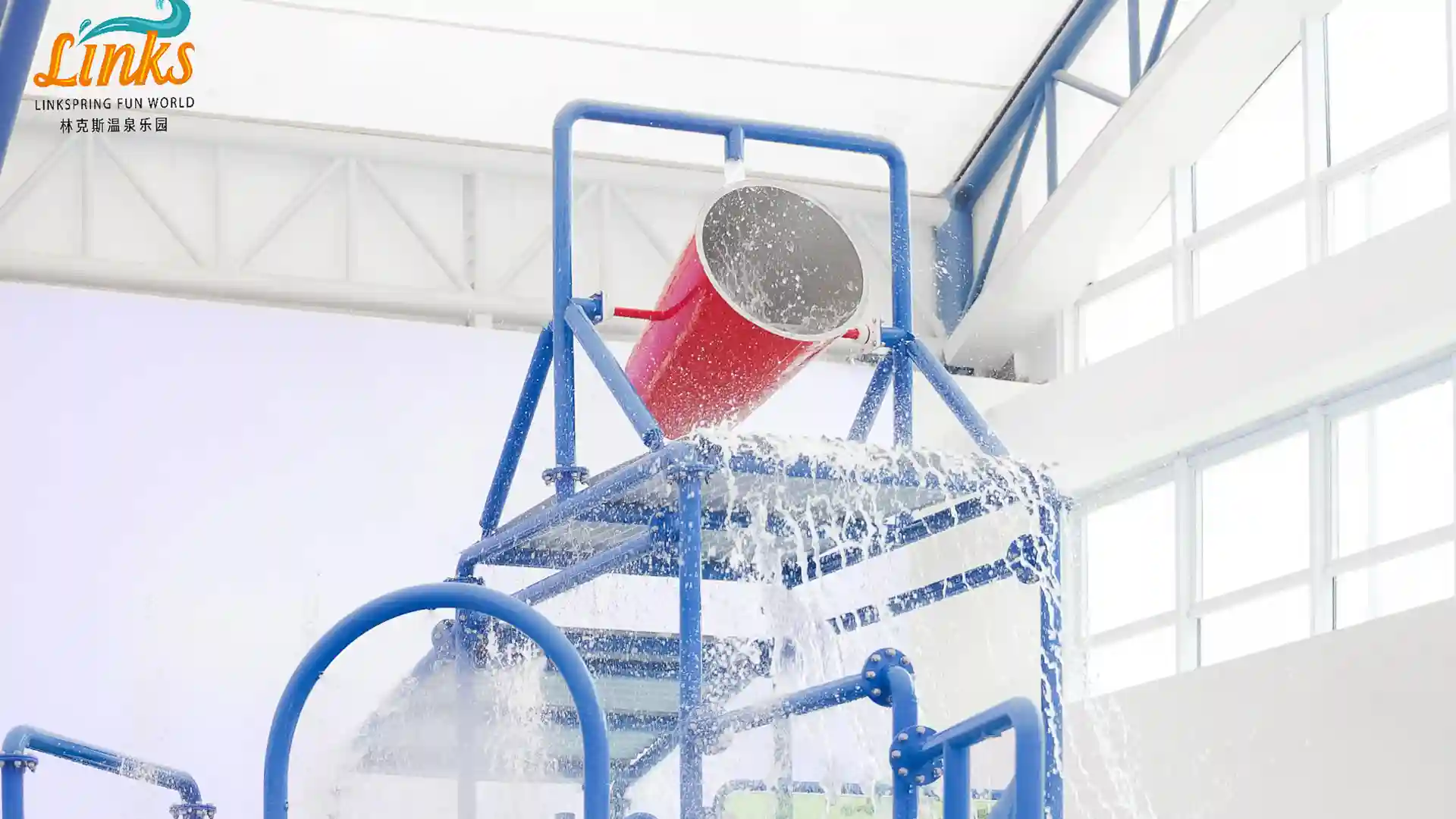 Wassereimer an einer Wasserspielstruktur im Linkspring Fun World.